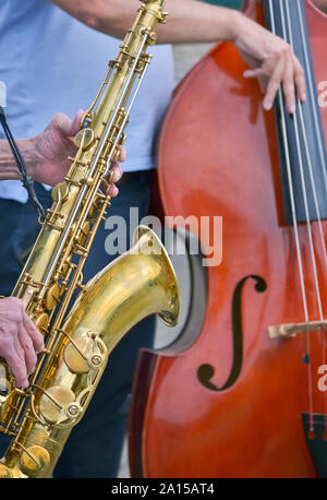 Due musicisti di strada suonare il sassofono e violoncello Foto Stock