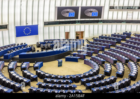 Scrivania del presidente nell'emiciclo del Parlamento europeo a Bruxelles in Belgio, sotto la bandiera dell'Unione europea. Foto Stock