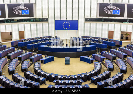 Vista frontale della scrivania del presidente nell'emiciclo del Parlamento europeo a Bruxelles in Belgio, sotto la bandiera dell'Unione europea. Foto Stock