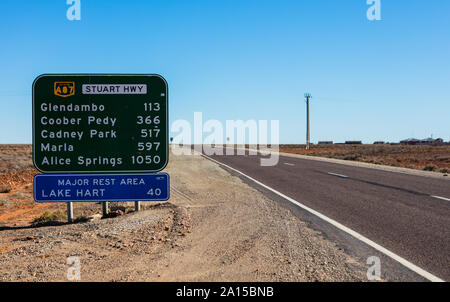 Un australiano cartello stradale con le distanze e i nomi di città tra Glendambo e Alice Springs lungo la Stuart Highway tra SA e NT. Foto Stock