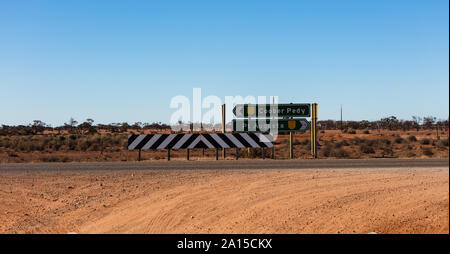 Uscendo da una pista sterrata la sua decisione ora tempo di testa in due direzioni diverse. Nord a Coober Pedy o a sud verso Porto Augusta sulla Stuart Hwy. Foto Stock