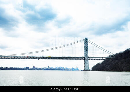 Vista del George Washington Bridge di New York nel corso di Manhattan e del fiume Hudson Foto Stock