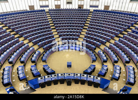 Vista generale dell'emiciclo del Parlamento europeo da sopra la scrivania del presidente nell'edificio Louise Weiss a Bruxelles, in Belgio. Foto Stock