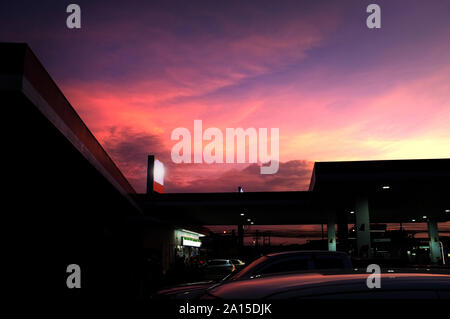 Stazione di gas con le nuvole e il cielo al tramonto Foto Stock