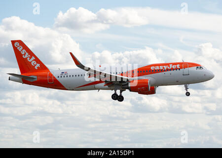 OE-IVT, 23 settembre 2019, Airbus A320-214-7632 atterraggio a Parigi Roissy Charles de Gaulle airport alla fine del volo easyJet U23826 da Copenhagen Foto Stock