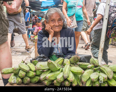 Iquitos, Perù- Mar 27, 2018: Ritratto di donna peruviana la vendita delle banane sul mercato Belen, giungla amazzonica. Sud America. Amazonia. Foto Stock