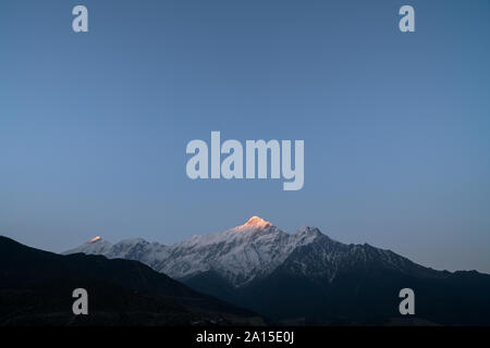 Montare Nilgiri presso sunrise, Mustang inferiore, Nepal Foto Stock