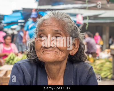 Iquitos, Perù- Mar 27, 2018: Ritratto di donna peruviana la vendita delle banane sul mercato Belen, giungla amazzonica. Sud America. Amazonia. Foto Stock