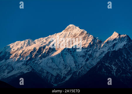 Montare Nilgiri presso sunrise, Mustang inferiore, Nepal Foto Stock