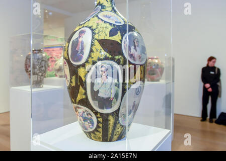 Londra, Regno Unito. 24 settembre 2019. 'Ricerca per autenticità', 2019, una ceramica invetriata, da Grayson Perry. Photocall per il lancio di 'Super ricca decorazione interna', Grayson Perry's prima mostra presso il Victoria Miro Mayfair gallery. Nuovo lavoro comprese pentole, scultura, stampe di grandi dimensioni, un arazzo e un tappeto sono sul display 25 Settembre al 20 dicembre 2019. Credito: Stephen Chung / Alamy Live News Foto Stock