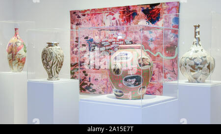 Londra, Regno Unito. 24 settembre 2019. Ceramica smaltata e un arazzo tutti da Grayson Perry. Photocall per il lancio di 'Super ricca decorazione interna', Grayson Perry's prima mostra presso il Victoria Miro Mayfair gallery. Nuovo lavoro comprese pentole, scultura, stampe di grandi dimensioni, un arazzo e un tappeto sono sul display 25 Settembre al 20 dicembre 2019. Credito: Stephen Chung / Alamy Live News Foto Stock