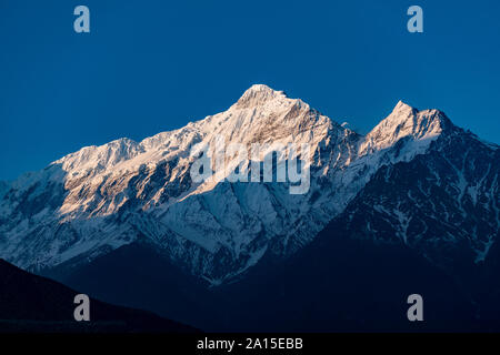 Montare Nilgiri presso sunrise, Mustang inferiore, Nepal Foto Stock