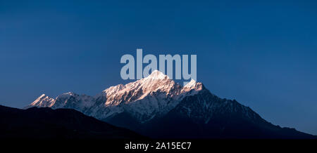 Montare Nilgiri presso sunrise, Mustang inferiore, Nepal Foto Stock