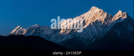 Montare Nilgiri presso sunrise, Mustang inferiore, Nepal Foto Stock