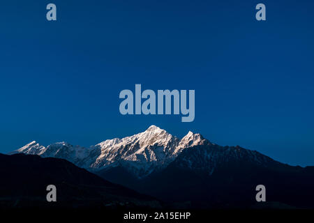 Montare Nilgiri presso sunrise, Mustang inferiore, Nepal Foto Stock