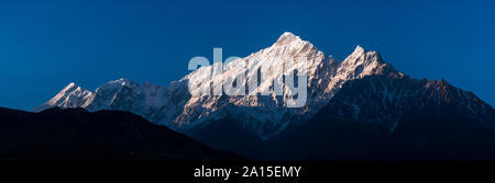 Montare Nilgiri presso sunrise, Mustang inferiore, Nepal Foto Stock