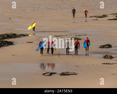 La gente per divertirsi in spiaggia NEL REGNO UNITO Foto Stock