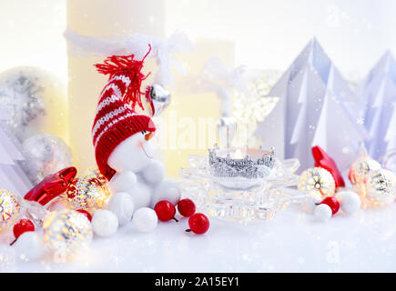 Composizione di Natale con le candele, pupazzo di neve e abeti di carta. Natale o Capodanno saluto il card. Foto Stock