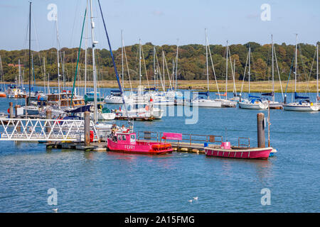 La piccola rosa luminoso livrea vintage Hamble a Warsash traghetti passeggeri che attraversa il fiume Hamble come esso si unisce il Solent, south coast Inghilterra, Regno Unito Foto Stock