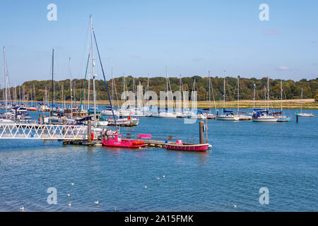 La piccola rosa luminoso livrea vintage Hamble a Warsash traghetti passeggeri che attraversa il fiume Hamble come esso si unisce il Solent, south coast Inghilterra, Regno Unito Foto Stock