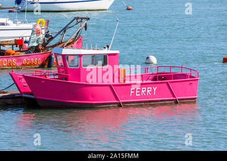 La piccola rosa luminoso livrea vintage Hamble a Warsash traghetti passeggeri che attraversa il fiume Hamble come esso si unisce il Solent, south coast Inghilterra, Regno Unito Foto Stock