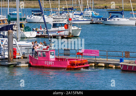 La piccola rosa luminoso livrea vintage Hamble a Warsash traghetti passeggeri che attraversa il fiume Hamble come esso si unisce il Solent, south coast Inghilterra, Regno Unito Foto Stock