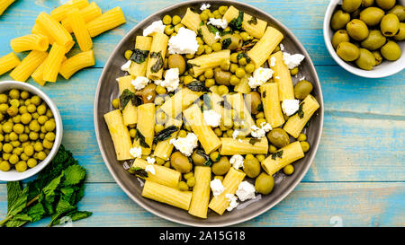 Rigatoni Pasta con insalata di formaggio Feta, piselli, il formaggio Feta e menta Foto Stock