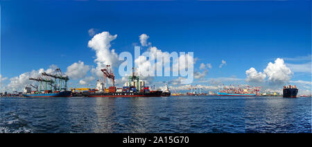 KAOHSIUNG, Taiwan -- Giugno 2, 2019: contenitori vengono caricati sulle navi nel porto di Kaohsiung. Foto Stock