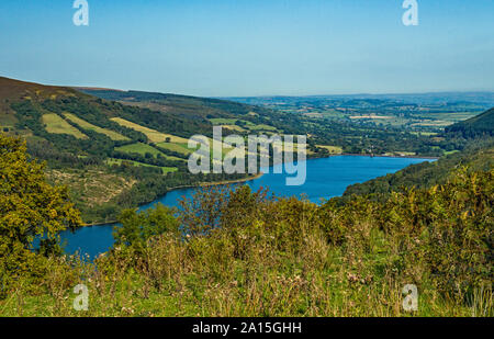 Ammira la valle di Talybont nel Central Brecon Beacons South Wales. Un tipico paesaggio di Brecon Beacons. Foto Stock
