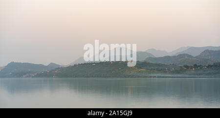 Tarbela Lago e il paesaggio di montagna, Tarbela Dam Ghazi, KPK, Pakistan Foto Stock