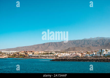 Tenerife, Spagna - agosto 2019: Città e hotel edifici a costa del sud di Tenerife, Costa Adeje, vista dall'oceano. Foto Stock