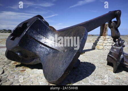 Dettaglio dell'Amoco Cadiz memorial a Portsall Francia che mostra il dispositivo di ancoraggio e del paesaggio locale Foto Stock