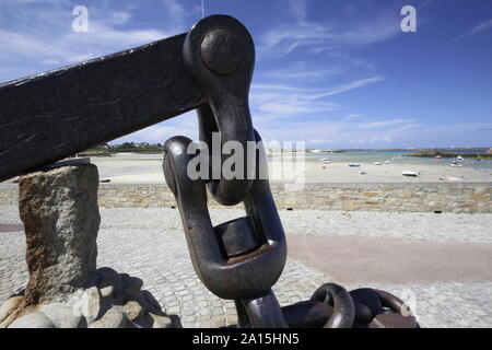 Dettaglio dell'Amoco Cadiz memorial a Portsall Francia che mostra il dispositivo di ancoraggio e del paesaggio locale Foto Stock