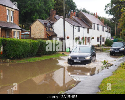Forest Hill, Oxfordshire, Regno Unito. 24 settembre 2019. Una notte di forte pioggia provoca inondazioni su strada nel villaggio di Forest Hill, nei pressi di Oxford. Credito: Angela Swann/Alamy Live News Foto Stock