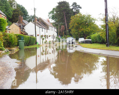 Forest Hill, Oxfordshire, Regno Unito. 24 settembre 2019. Una notte di forte pioggia provoca inondazioni su strada nel villaggio di Forest Hill, nei pressi di Oxford. Credito: Angela Swann/Alamy Live News Foto Stock