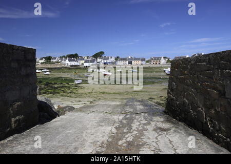 Vista orizzontale a Portsall Francia Bretagna guardando verso il basso una concreta di uno scalo sulla baia con la bassa marea Foto Stock