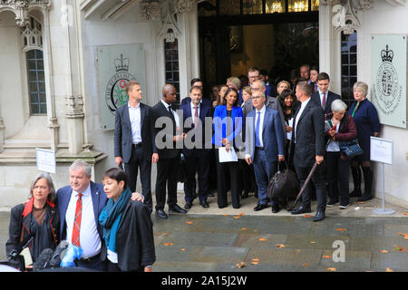 Westminster, Londra, Regno Unito. 24Sep, 2019. Gina Miller e altri che hanno portato il caso faccia media al di fuori della corte. La Suprema Corte statuisce sulla sospensione del Parlamento da parte del Primo ministro è annunciato presso la corte di Westminster questa mattina - la sentenza esito fu contro il governo, giudici trovati all'unanimità che la proroga era illegale. Credito: Imageplotter/Alamy Live News Foto Stock