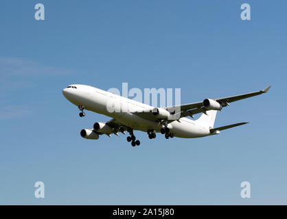 HiFly Malta Airbus A340-313 atterraggio all'Aeroporto di Birmingham, UK (9H-SOL) Foto Stock