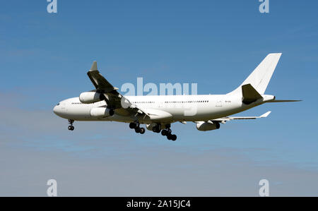 HiFly Malta Airbus A340-313 atterraggio all'Aeroporto di Birmingham, UK (9H-SOL) Foto Stock