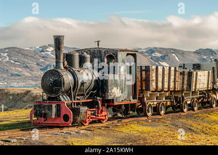 Treno abbandonato della miniera nel villaggio di NY Alesund a Svalbard, Norvegia Foto Stock