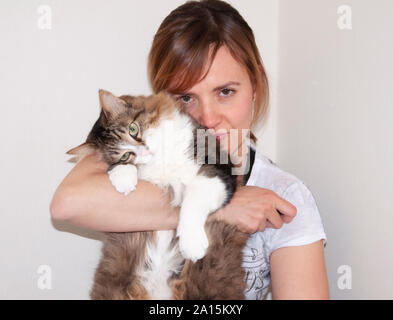 Donna matura con capelli lunghi cat Foto Stock