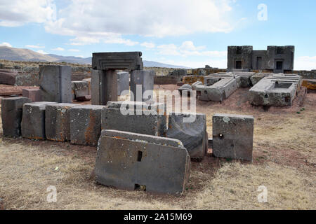 Rovine di Pumapunku o Puma Punku parte di un grande complesso tempio monumento o gruppo che è parte di Tiwanaku sito nelle vicinanze di Tiwanaku Bolivia Foto Stock