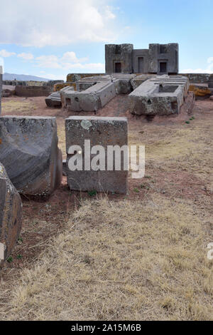 Rovine di Pumapunku o Puma Punku parte di un grande complesso tempio monumento o gruppo che è parte di Tiwanaku sito nelle vicinanze di Tiwanaku, Bolivia Foto Stock