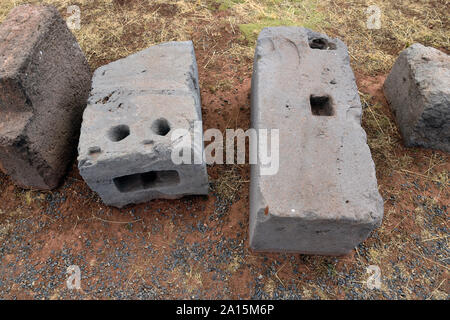 Rovine di Pumapunku o Puma Punku parte di un grande complesso tempio monumento o gruppo che è parte di Tiwanaku sito nelle vicinanze di Tiwanaku Bolivia Foto Stock