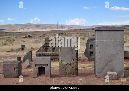 Rovine di Pumapunku o Puma Punku parte di un grande complesso tempio monumento o gruppo che è parte di Tiwanaku sito nelle vicinanze di Tiwanaku, Bolivia Foto Stock