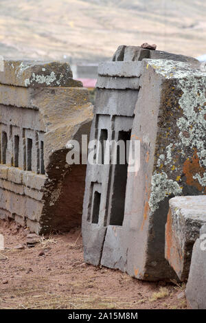 Rovine di Pumapunku o Puma Punku parte di un grande complesso tempio monumento o gruppo che è parte di Tiwanaku sito nelle vicinanze di Tiwanaku, Bolivia Foto Stock