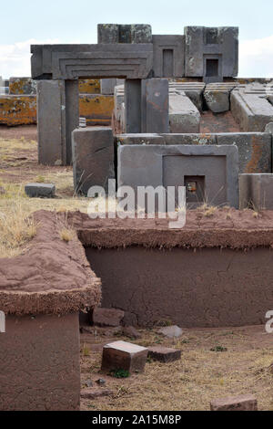 Rovine di Pumapunku o Puma Punku parte di un grande complesso tempio monumento o gruppo che è parte di Tiwanaku sito nelle vicinanze di Tiwanaku, Bolivia Foto Stock