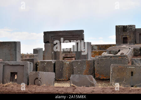 Rovine di Pumapunku o Puma Punku parte di un grande complesso tempio monumento o gruppo che è parte di Tiwanaku sito nelle vicinanze di Tiwanaku Bolivia Foto Stock