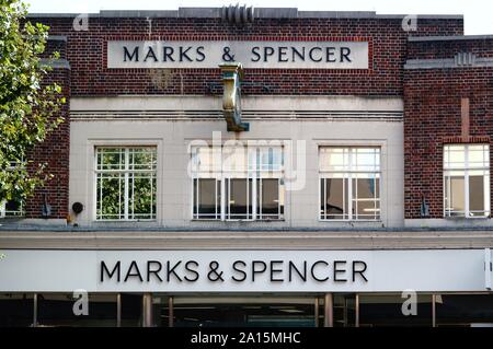 Vecchi e nuovi marchi e segni di Spencer sulla parte esterna del negozio a Staines on Thames Surrey in Inghilterra REGNO UNITO Foto Stock