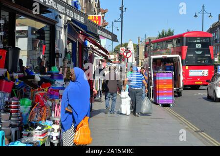 Occupato negozi e bancarelle sulla strada del sud ovest di Southall Londra Inghilterra REGNO UNITO Foto Stock